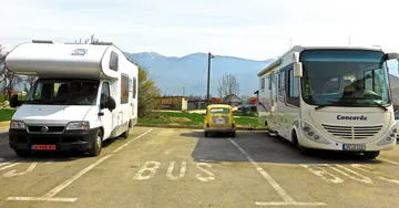 山あいの駐車場のモーターホーム