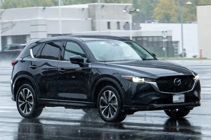 マツダ CX-5（黒）