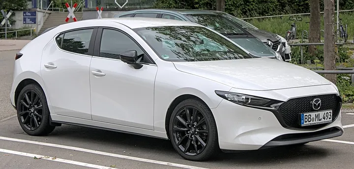 マツダ MAZDA3（白）