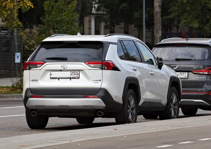 トヨタ RAV4（後ろから）
