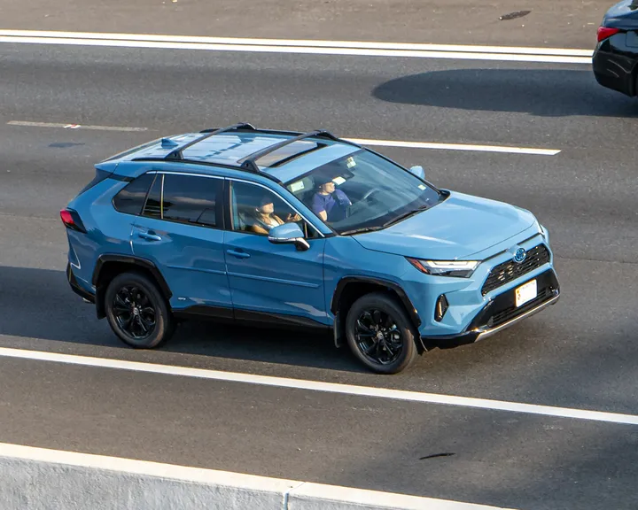トヨタ RAV4（青）
