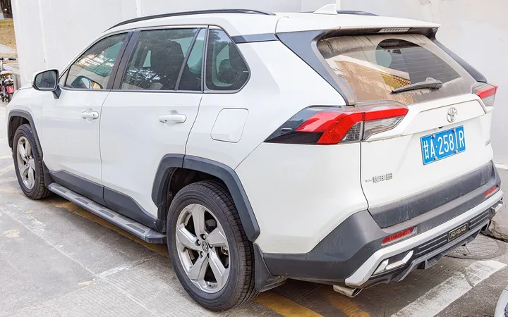 トヨタ RAV4（白）