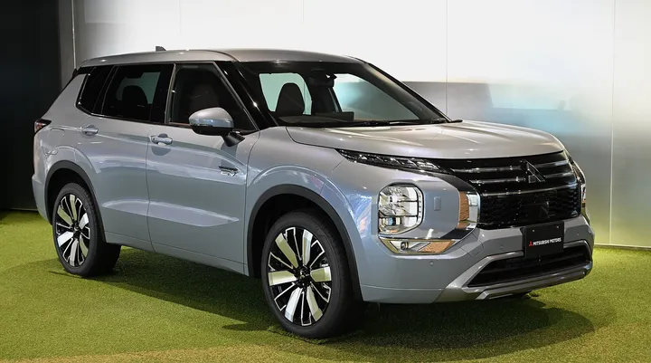 三菱 アウトランダーPHEV（銀）