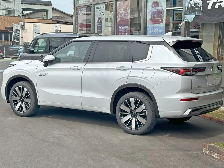 三菱 アウトランダーPHEV（白）