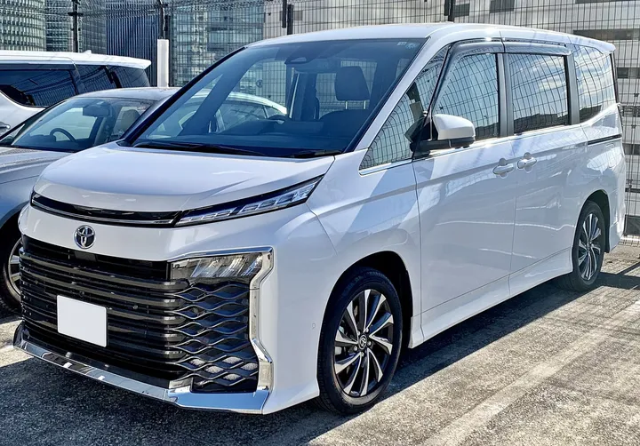 トヨタ ヴォクシー（白）