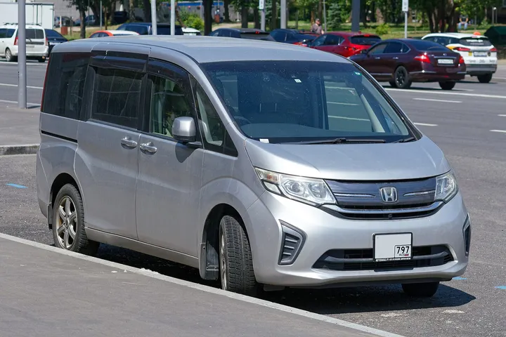 ホンダ ステップワゴン（銀）