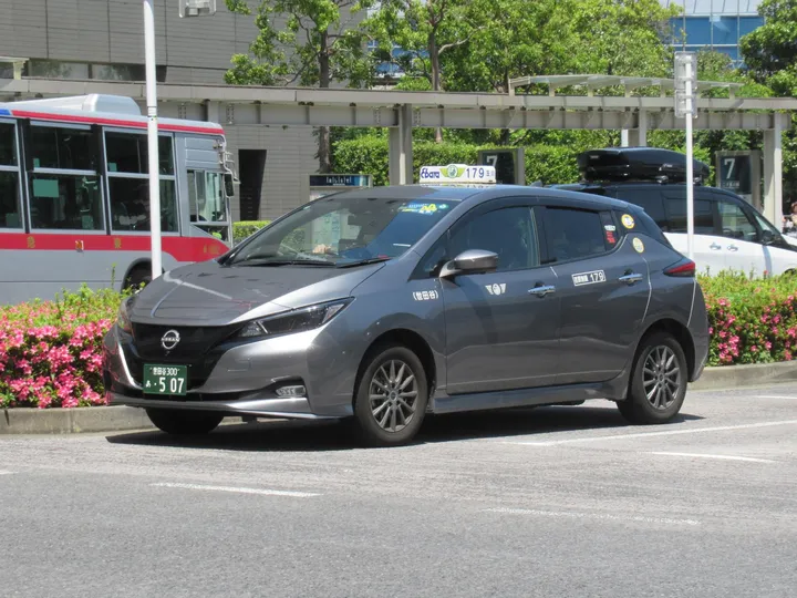 日産 リーフ（灰）