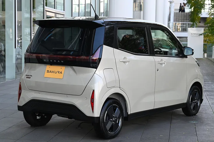 日産 サクラ（後ろから）