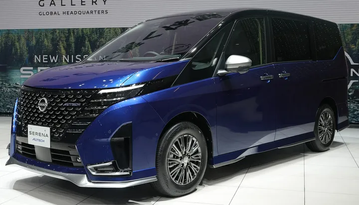 日産 セレナ（紺）