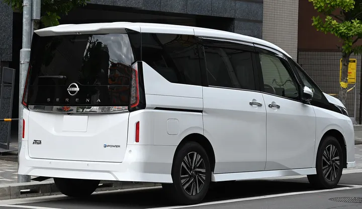 日産 セレナ（後ろから）