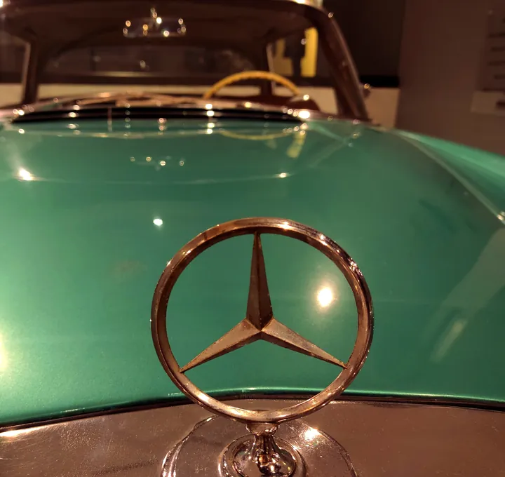 メルセデス・ベンツのエンブレム（車種は動画に明記なし。写真は旧型車のボンネットのマーク）