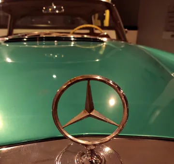 メルセデス・ベンツのエンブレム（車種は動画に明記なし。写真は旧型車のボンネットのマーク）