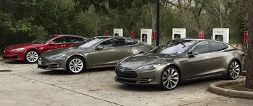 テスラの車（車種は動画に明記なし。写真は充電所に並ぶテスラ モデルS）
