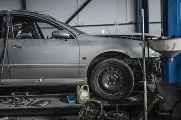 整備工場で修理中の車