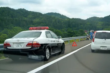 高速道路の事故の現場に止まるパトカー