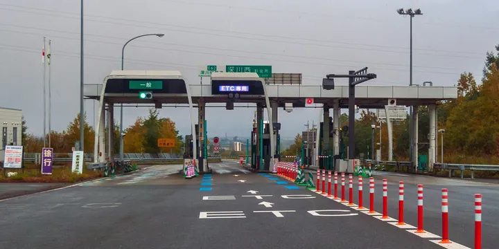 高速道路の料金所（ETCレーン）