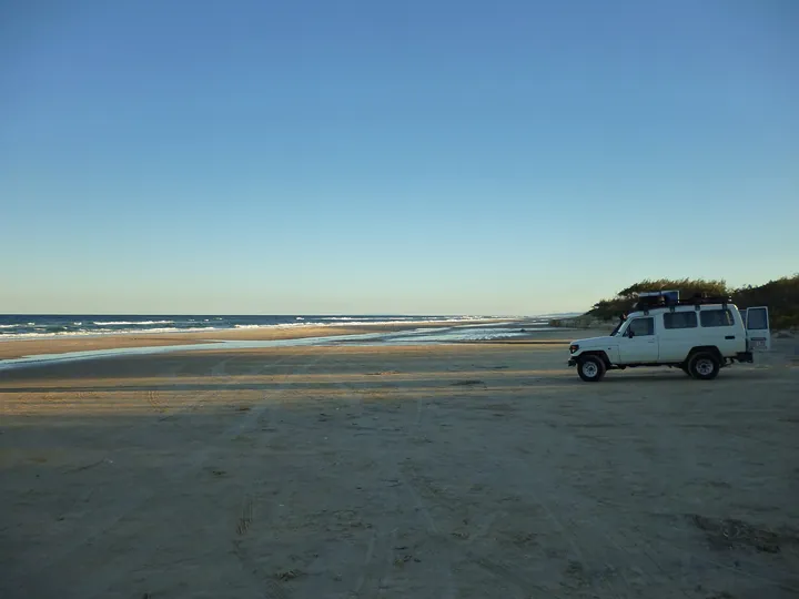 砂浜を走る四輪駆動車