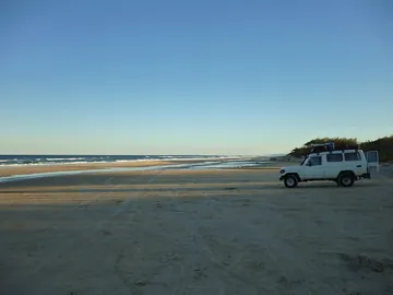 砂浜を走る四輪駆動車