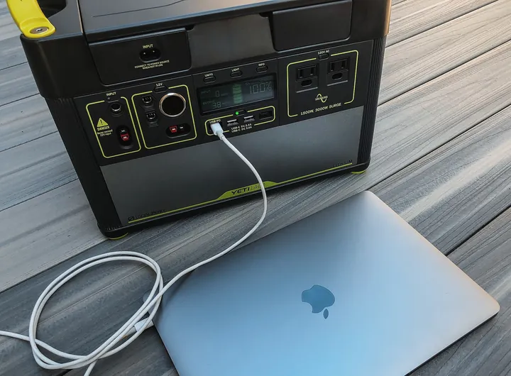 ポータブル電源から充電するノートパソコン