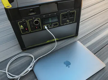 ポータブル電源から充電するノートパソコン