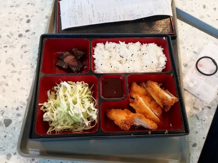 仕切りのある弁当箱
