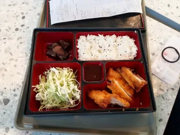 仕切りのある弁当箱