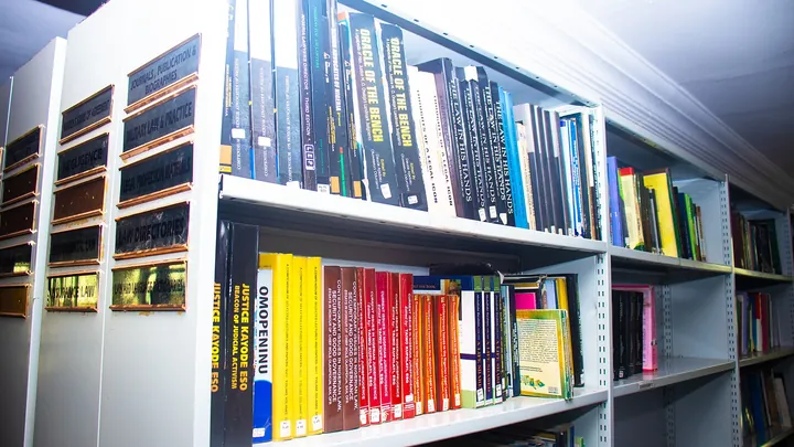 法律の本が並ぶ書棚