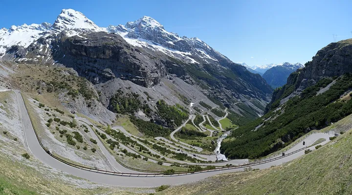 ステルヴィオ峠の九十九折りの道(イタリア)