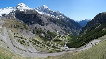 ステルヴィオ峠の九十九折りの道（イタリア）