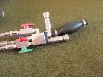 水を抜くバルブとホース