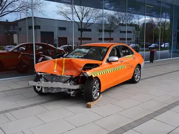 衝突試験のあとの車