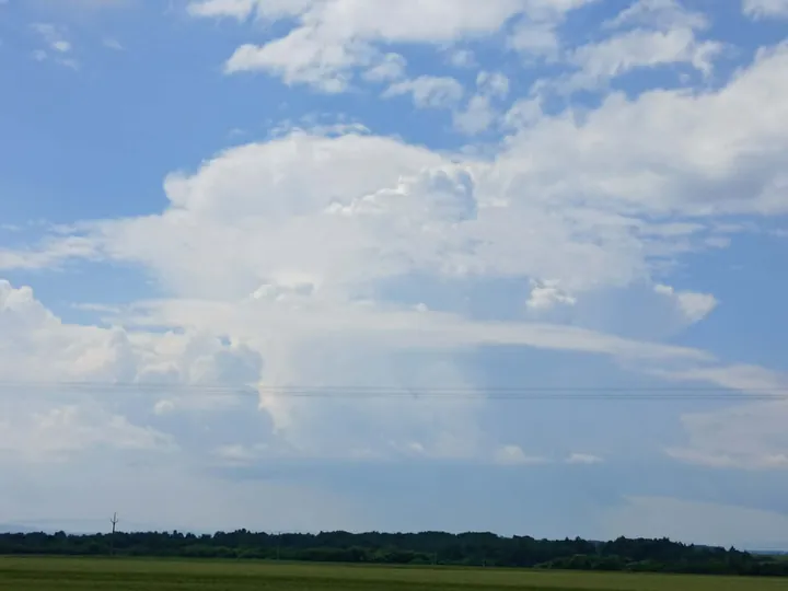 夏の空に湧く入道雲