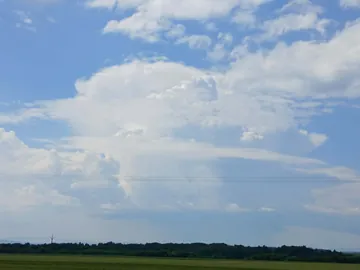 夏の空に湧く入道雲