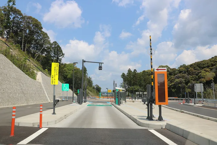 スマートインターチェンジのETCの出入口（静岡県磐田市）