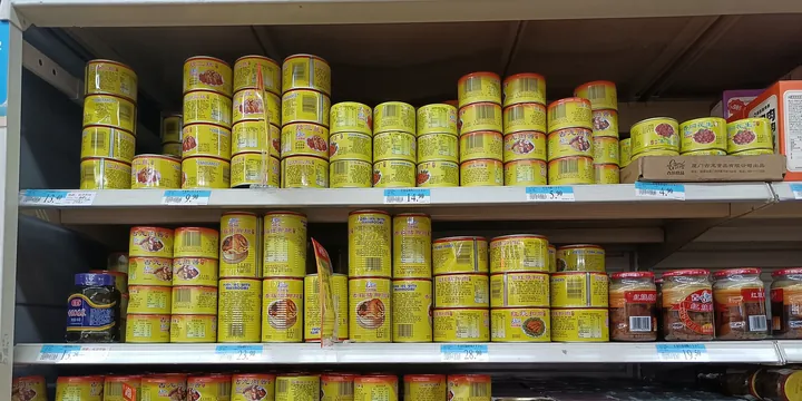 店に並ぶ缶詰