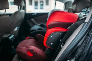 車の後部座席のチャイルドシート