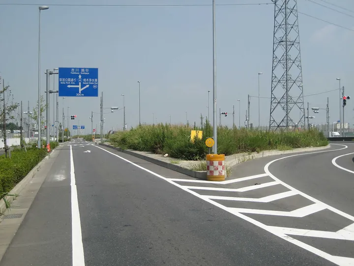 郊外の道路と案内標識