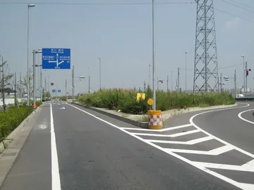 郊外の道路と案内標識
