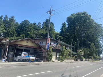 道沿いの店と家並み（長野県安曇野市）