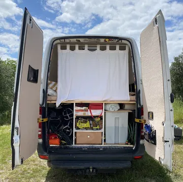 寝床を作ったバンの荷室