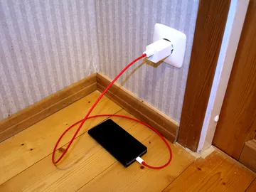 床に置いて充電するスマートフォン