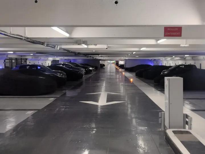 屋内の駐車場