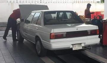 オイル交換の店に入った車