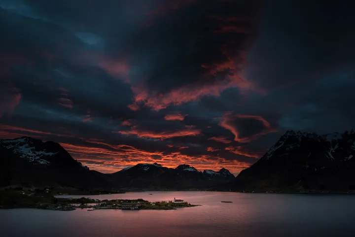 夜明けの山