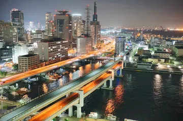 夜の神戸の港と高速道路（兵庫県神戸市）