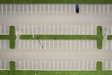 上から見た広い駐車場