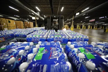 積み上げた水のボトル