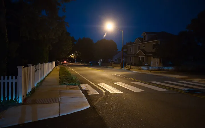 夜の住宅街の街灯