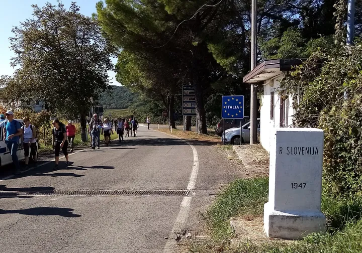 スロベニアとイタリアの国境の道