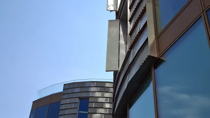 窓に光を返す覆いのある建物
